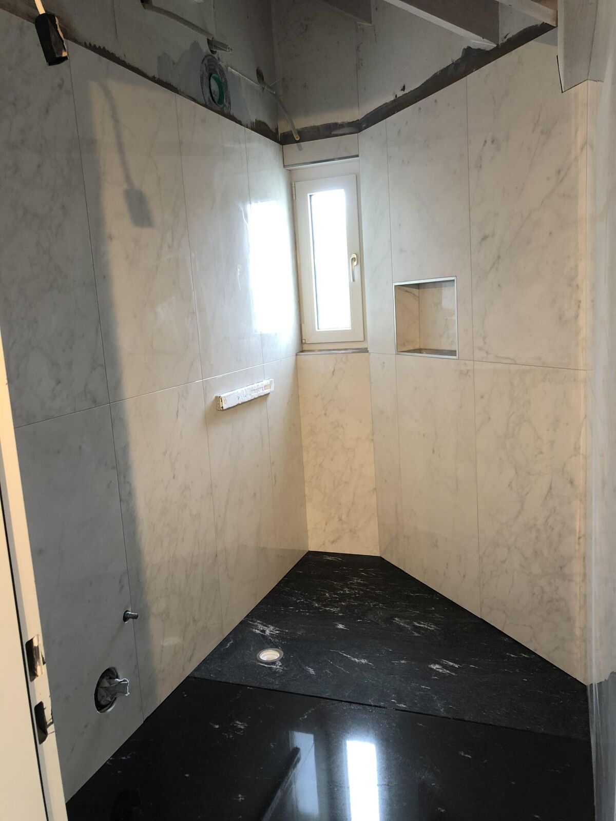 Dusche mit Marmorplatten